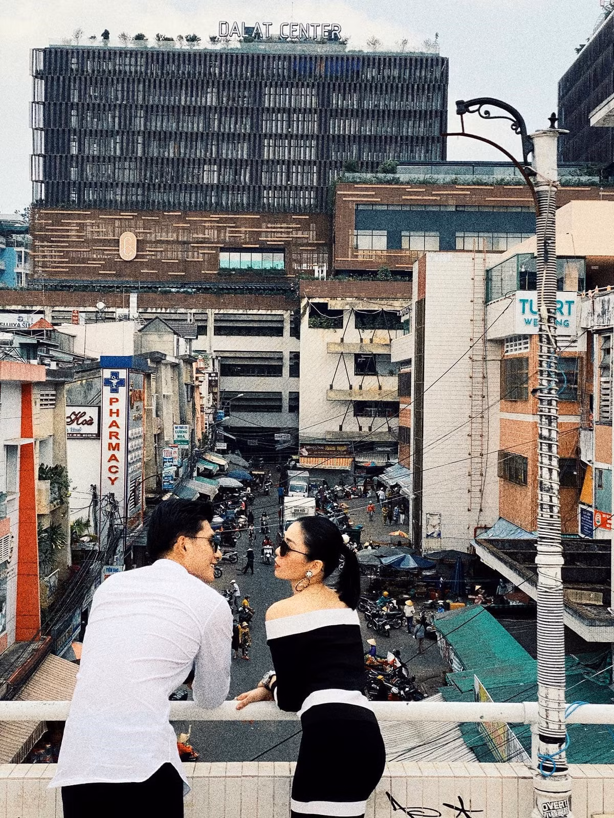 Cuối tháng 10/2021, Lệ Quyên chính thức công khai quan hệ tình cảm với diễn viên Lâm Bảo Châu. Việc công khai, theo nữ ca sĩ, là để khẳng định sự nghiêm túc trong yêu đương chứ không nhằm khoe mẽ.