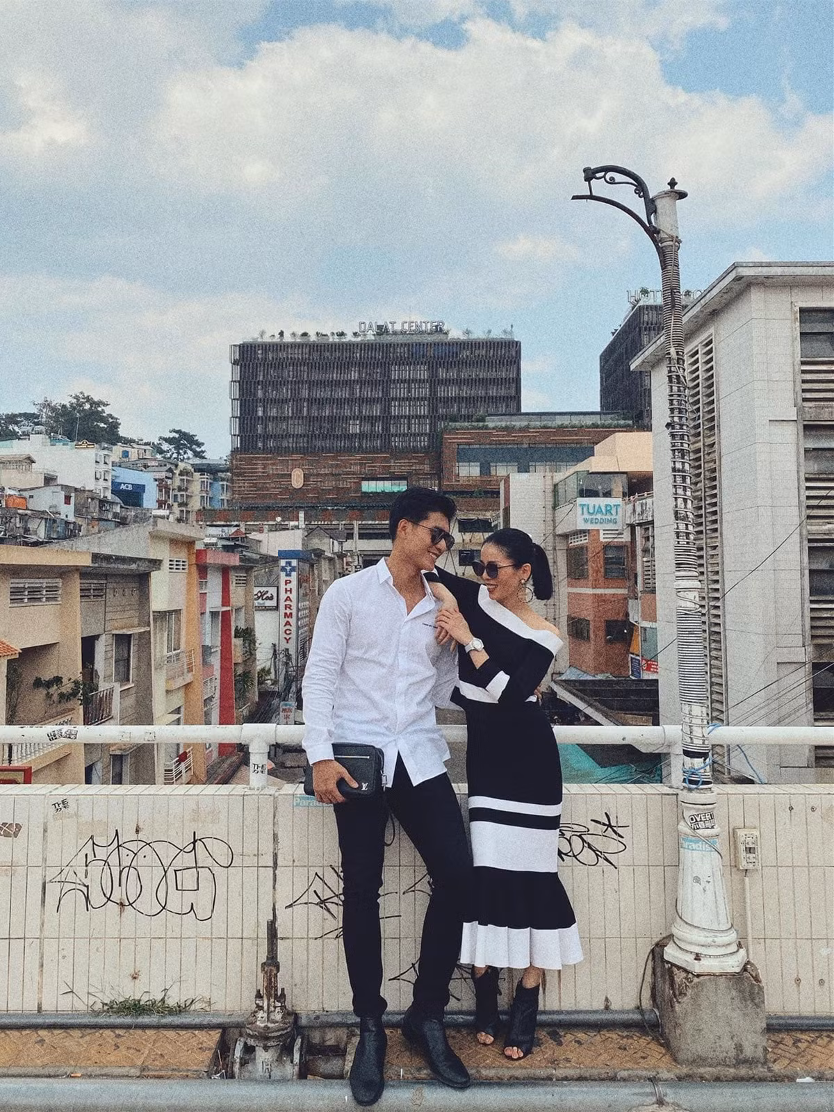 Mỗi bức ảnh, Lệ Quyên và Lâm Bảo Châu đều cười rạng rỡ, hạnh phúc. Trong các chia sẻ trên mạng xã hội, họ gọi nhau là "anh bạn, cô bạn" thay cho những lời tình tứ, lãng mạn.