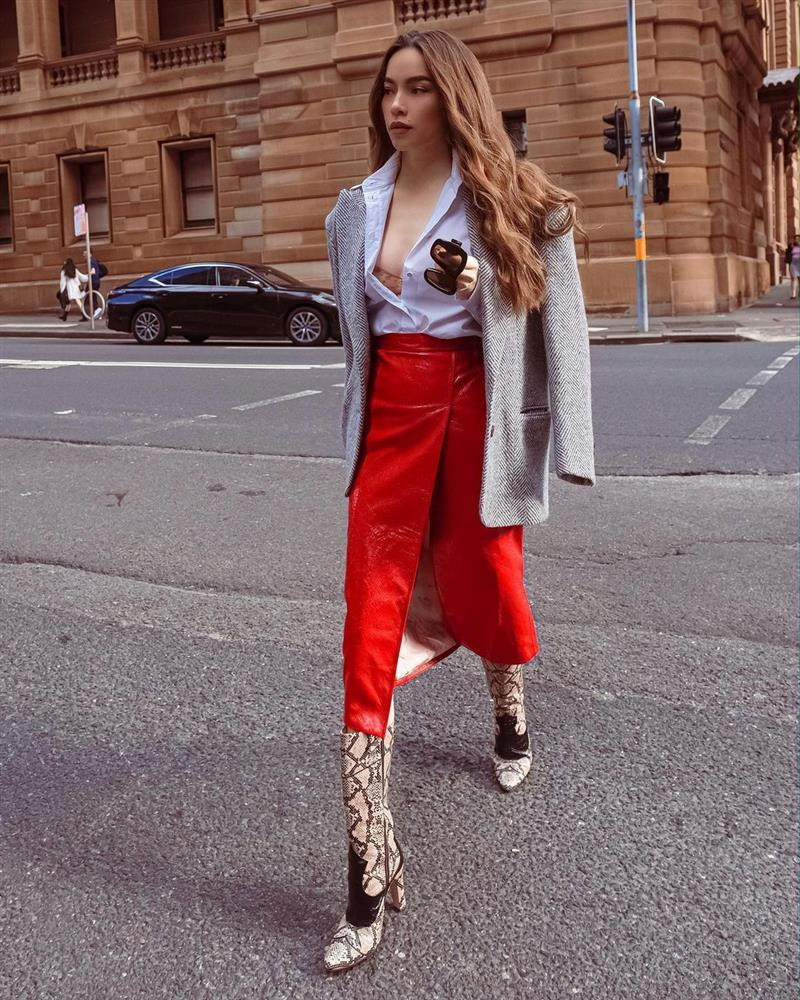  Hồ Ngọc Hà vừa cùng Kim Lý tham dự một sự kiện thời trang tại Úc. Tranh thủ ngày nghỉ sau khi event diễn ra, Hà Hồ ngay lập tức xuống phố để chụp bộ ảnh street style cực chất. Những item mà Hồ Ngọc Hà kết hợp không quá đặc biệt mà thậm chí phổ thông gần như ai cũng có như sơ mi, măng tô dạ, chân váy bút chì xẻ, boots cao cổ và kính râm.