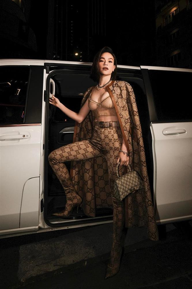 hậm chí ngay cả khi chỉ mặc nội y cùng áo choàng, Hồ Ngọc Hà cũng gây ấn tượng tốt chứ không mang cảm giác phản cảm cho người đối diện.