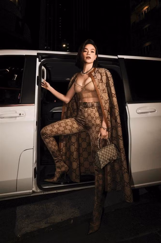 Thậm chí ngay cả khi chỉ mặc nội y cùng áo choàng, Hồ Ngọc Hà cũng gây ấn tượng tốt chứ không mang cảm giác phản cảm cho người đối diện.