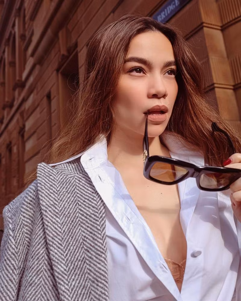 Chẳng cần làm tóc hay trang điểm quá cầu kỳ, bạn gái của Kim Lý vẫn thừa sức trở thành tâm điểm chú ý ngay khi xuất hiện.