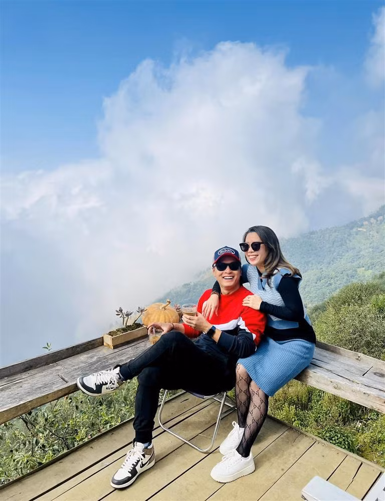 Gần đây, Hồng Đăng và bà xã Anh Đào có chuyến đi phượt Tà Xùa. Trên mạng xã hội, vợ chồng nam diễn viên liên tục chia sẻ khoảnh khắc vui vẻ, hạnh phúc.