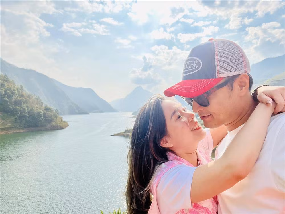 Hồng Đăng và Anh Đào kết hôn năm 2008, sau 8 năm hẹn hò. Trải qua 14 năm gắn bó, cặp đôi có 2 con gái xinh xắn là Tuệ Ân và Bảo Hân. Suốt chặng đường hôn nhân, Hồng Đăng và bạn đời luôn sát cánh, cùng trải qua nhiều thăng trầm cuộc sống.