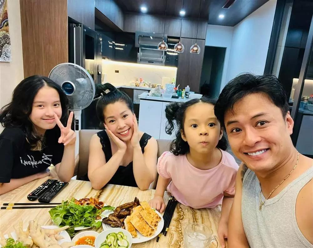 Không chỉ chăm sóc, lo lắng cho vợ con, nam diễn viên cũng sẵn sàng đứng ra bênh vực, đáp trả mỗi khi bà xã bị nhận xét tiêu cực ngoại hình. Về phía Anh Đào, cô bỏ ngoài tai lời chê bai, tập trung lo tổ ấm và và làm hậu phương vững chắc cho chồng.