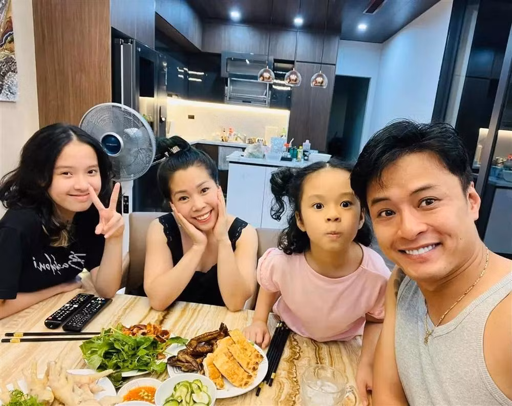 Không chỉ chăm sóc, lo lắng cho vợ con, nam diễn viên cũng sẵn sàng đứng ra bênh vực, đáp trả mỗi khi bà xã bị nhận xét tiêu cực ngoại hình. Về phía Anh Đào, cô bỏ ngoài tai lời chê bai, tập trung lo tổ ấm và và làm hậu phương vững chắc cho chồng.