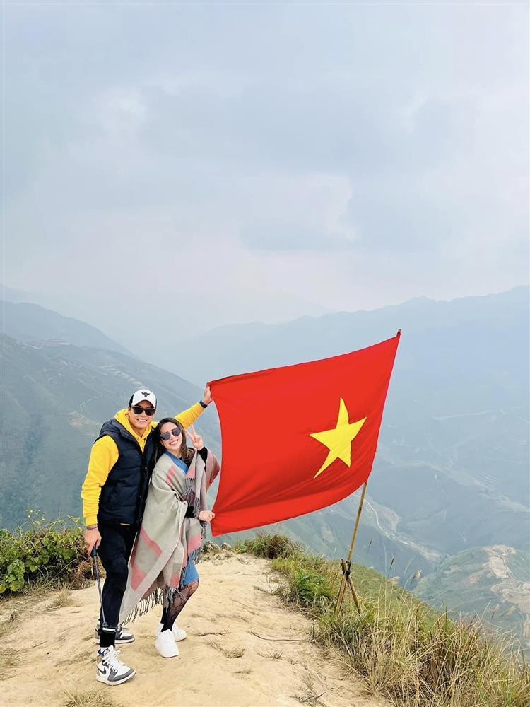 "Lần đầu tiên bà xã được ngắm núi non hùng vĩ ở Tây Bắc nên sướng lắm, chưa kể ăn ngon và nhiều ảnh đẹp. Đi đến đâu cũng xuýt xoa 'sao mà đẹp thế', 'em thích lên núi hơn là đi biển rồi'.