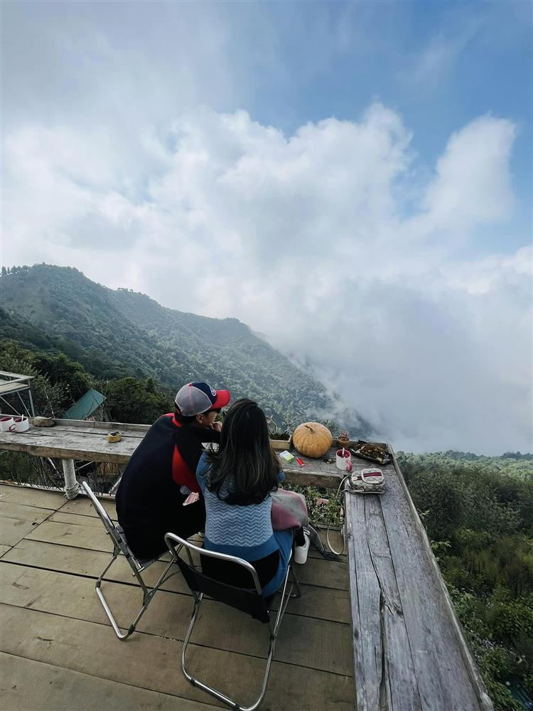 Dưới phần bình luận, Anh Đào cũng nhanh chóng phản hồi chia sẻ của chồng. "Cho con điên này đi tiếp nha", bà xã Hồng Đăng hài hước. Đáp lại, nam diễn viên chốt "không gào rú sẽ cho đi", khiến dân mạng bật cười.