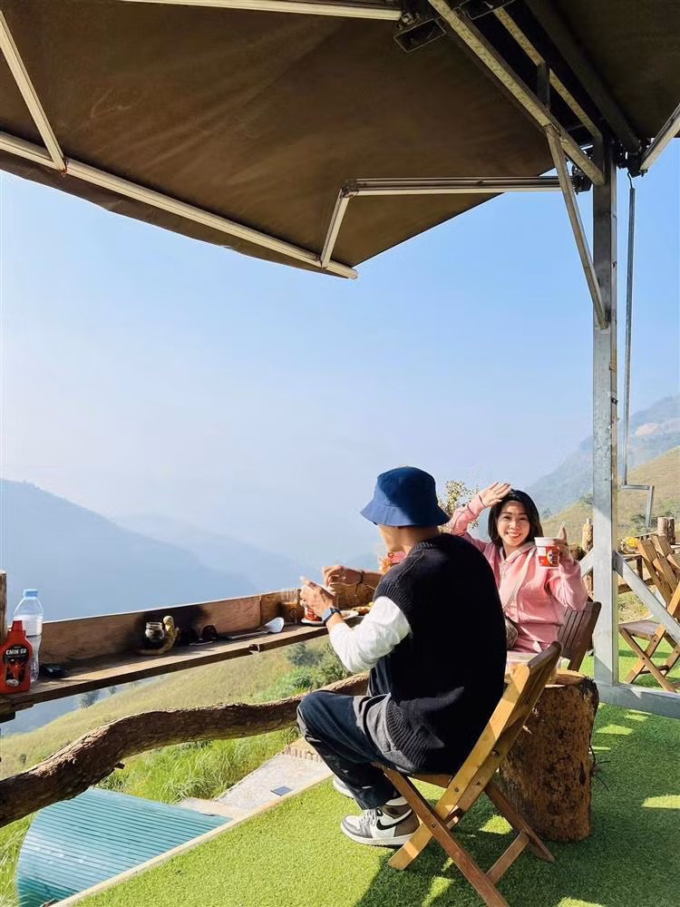 Nhưng chưa đâu, cảnh đẹp Việt Nam còn nhiều lắm, đến Hà Giang nữa thì chắc gào lên như con điên giữa núi rừng ngay. Thêm nữa là con người ở đó rất hiếu khách và nhiệt tình. Nói chung đây là điểm đổi gió sau những ngày mệt mỏi, rất OK. Ngồi cafe cả ngày không thấy chán. Xong ăn gà đen luộc xé tay, cá tầm, cá hồi... thì hết nấc", Hồng Đăng chia sẻ.