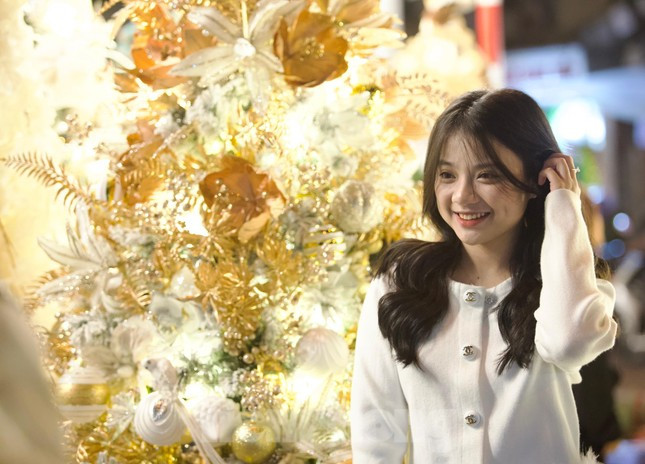 Tuy gần 1 tháng nữa mới đến Giáng sinh nhưng phố Hàng Mã, Tôn Thất Tùng... đã rực rỡ sắc màu với những mặt hàng trang trí Noel, thu hút bạn trẻ đến tham quan, chụp ảnh check in và mua sắm.