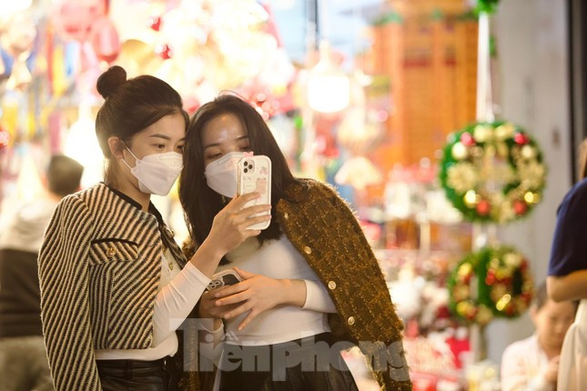 Đa số các cửa hàng bày bán đồ trang trí Noel đều chỉ cho các bạn trẻ chụp ảnh trong thời gian ngắn để phục vụ cho việc mua bán. Trường hợp khách trả phí chụp ảnh sẽ được tham quan và chụp các góc đẹp trong cửa hàng.