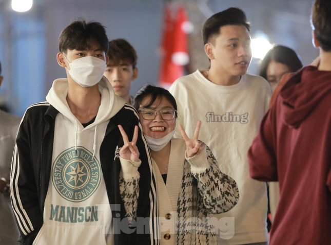 Bạn Hoài An (sinh viên năm nhất đến từ Hà Nam) cùng bạn bè lên phố vui chơi dịp Giáng sinh. An cho biết, đây là lần thứ 2 cô bạn ghé thăm Hàng Mã và thấy rất háo hức vì có nhiều góc sống ảo đẹp.