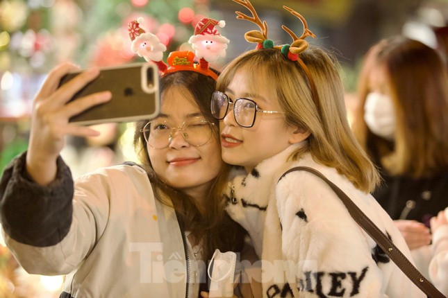 Cô bạn tên Hoa (bên phải, ở Hà Nội) cùng bạn lên phố Hàng Mã từ lúc 8h tối ngày 30/11 để có nhiều thời gian chụp ảnh, khám phá đồ trang trí Noel độc lạ trong năm nay. Từ chiều tối qua, miền Bắc đón đợt không khí lạnh mạnh nhất từ đầu mùa, trời rét đậm. Đây là thời điểm nhiều bạn trẻ thích thú diện áo ấm xuống phố đón Giáng sinh sớm.