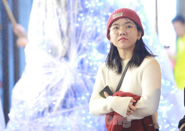 Khăn len, mũ len... được bạn trẻ trang bị đầy đủ để đón gió lạnh.