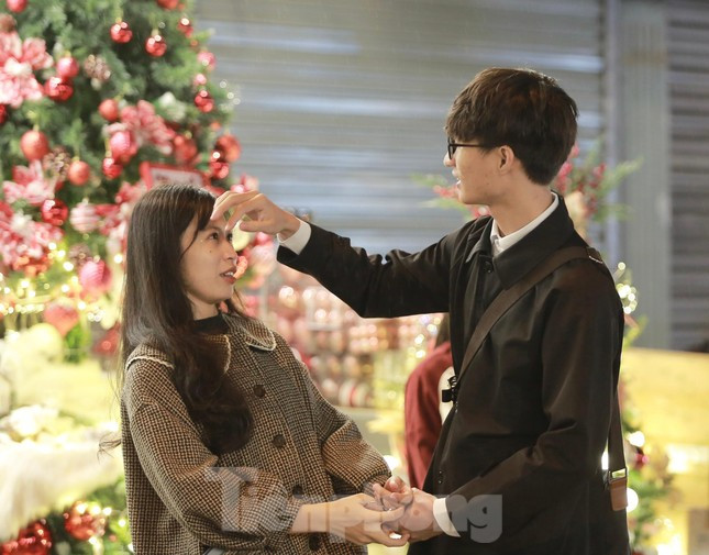 Cặp đôi sinh năm 1998 có khoảnh khắc ngọt ngào bên không gian đậm chất Giáng sinh.