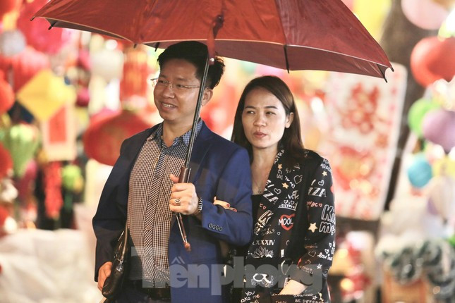 Trời mưa nhỏ khiến mọi người cảm nhận rõ hơn không khí lạnh.