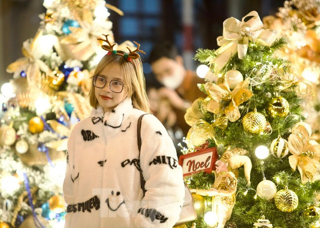 Phố Hàng Mã luôn có sức hút lớn với bạn trẻ bởi sắc màu, không gian trang trí thay đổi đa dạng theo các dịp lễ Tết. Vì vậy, để có được những bức ảnh đẹp, bạn trẻ nên đi vào những giờ ít người để có nhiều không gian chụp ảnh hơn.