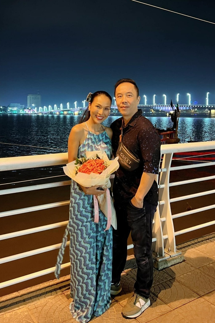 Sao Việt Khánh Ngọc và bạn trai tận hưởng kỳ nghỉ lãng mạn ở Quảng Bình. Cả hai chọn điểm đến là nơi hẹn hò đầu tiên để hâm nóng tình yêu. "Thật hạnh phúc khi anh đã bay nửa vòng trái đất để về mừng sinh nhật vợ", Khánh Ngọc bày tỏ.