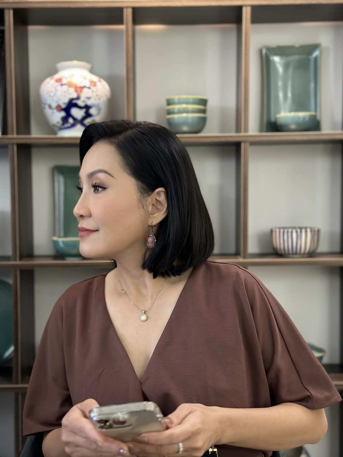 "Tôi không thể làm bạn bớt buồn phiền nhưng tôi có thể ngồi lắng nghe bạn… cả buổi", Hồng Đào viết.