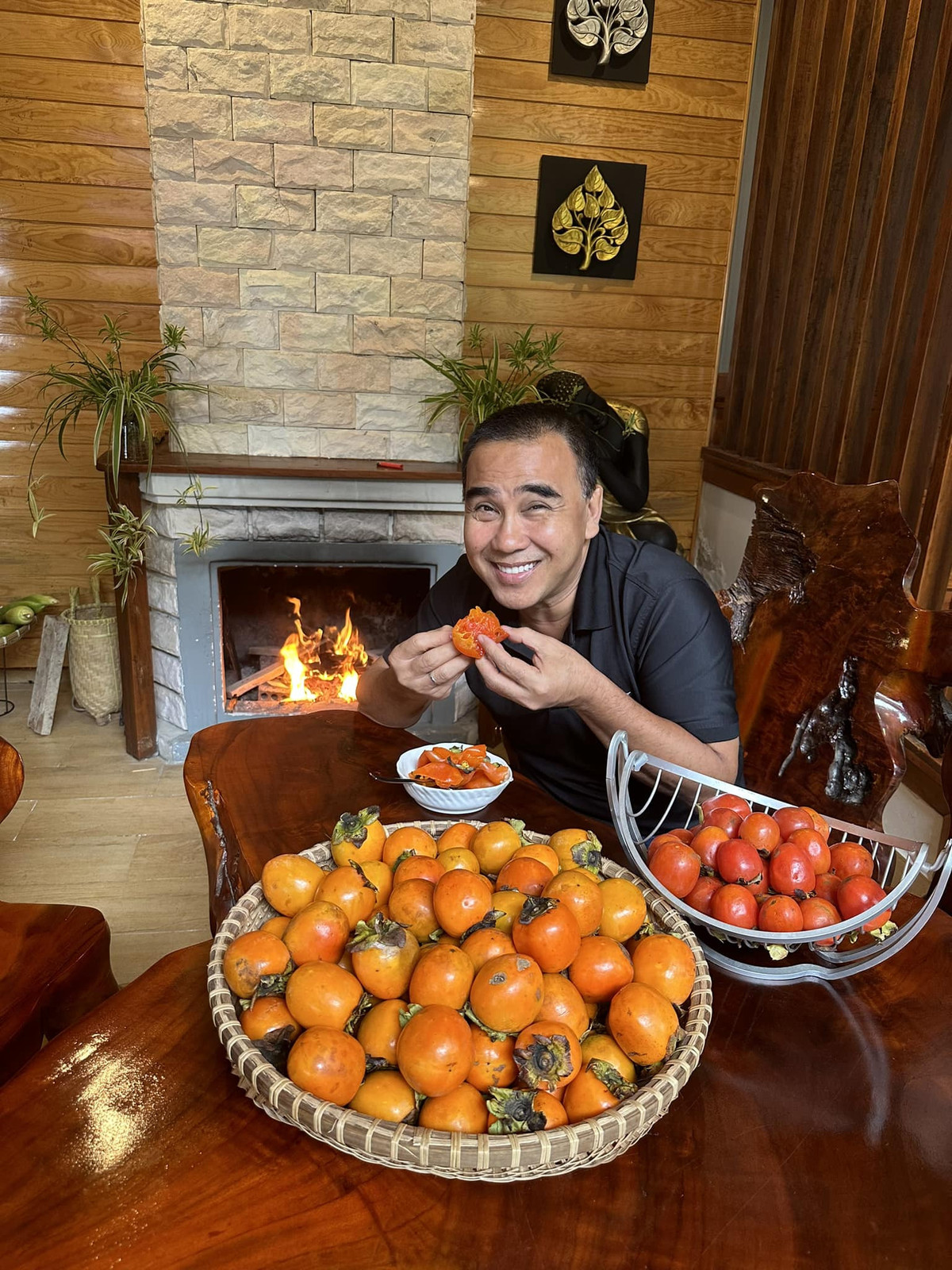 Tin sao Việt ngày 8/11: Quyền Linh thưởng thức quả hồng - thứ đặc sản nổi tiếng của mùa thu: "Gió thu nhè nhẹ bay vào. Màu hồng nhè nhẹ rơi vào trong ta. Ăn trái cây để giảm cân nha, mời cả nhà ăn sáng!", nam nghệ sĩ viết.