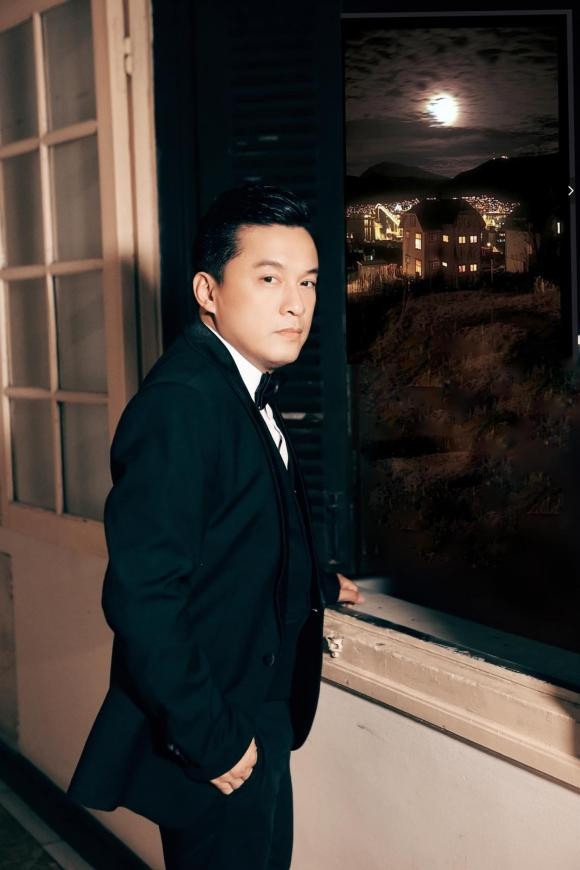 Ca sĩ Lam Trường đăng bức ảnh đậm chất nghệ thuật. Trong ảnh, anh Hai cực điển trai, khuôn mặt đầy tâm sự. "Ánh trăng nói hộ lòng tôi…", dòng caption của nam ca sĩ.