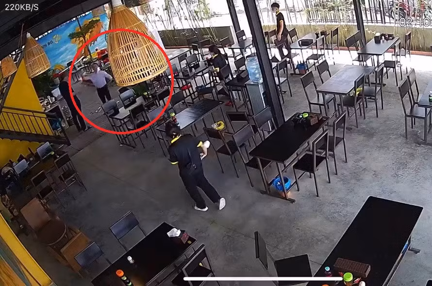 Can bo nem tien trong quan an la Pho truong phong So TN&MT Da Nang