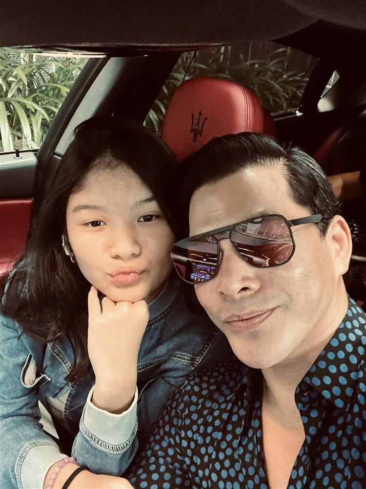 Trước đó, Trần Bảo Sơn đăng tải hình ảnh chúc mừng sinh nhật ái nữ trên mạng xã hội, 2 cha con diện outfit như trên. Khiến dân mạng bất ngờ là vóc dáng cao ráo của Devon ở tuổi 14, thậm chí đã cao ngang ngửa bố. Nhóc tỳ được nhận xét khả ái, ngày càng ra dáng thiếu nữ.