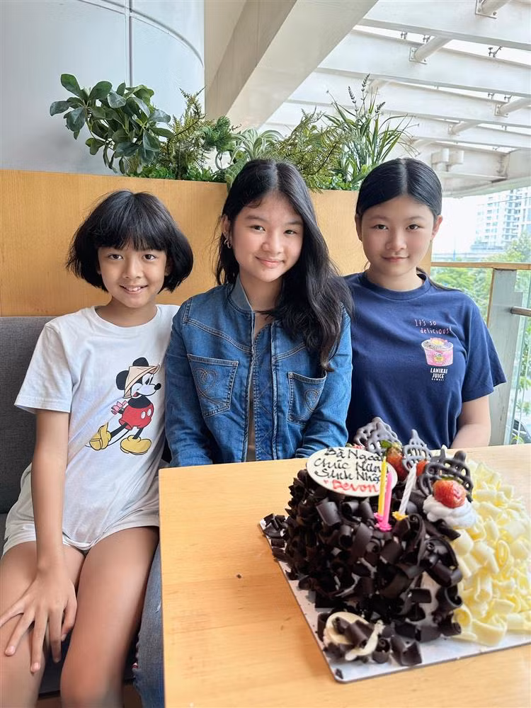 Khoảnh khắc 2 ái nữ nhà Bình Minh chúc mừng sinh nhật Devon. Các bé gắn bó từ nhỏ bởi 2 gia đình có sự thân thiết.