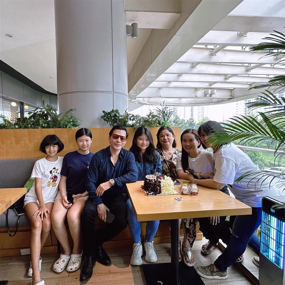 ây cũng là lần hiếm hoi khán giả thấy hình ảnh nam diễn viên hội ngộ mẹ vợ cũ. Có thể thấy mối quan hệ giữa Trần Bảo Sơn và gia đình Trương Ngọc Ánh vẫn tốt đẹp.