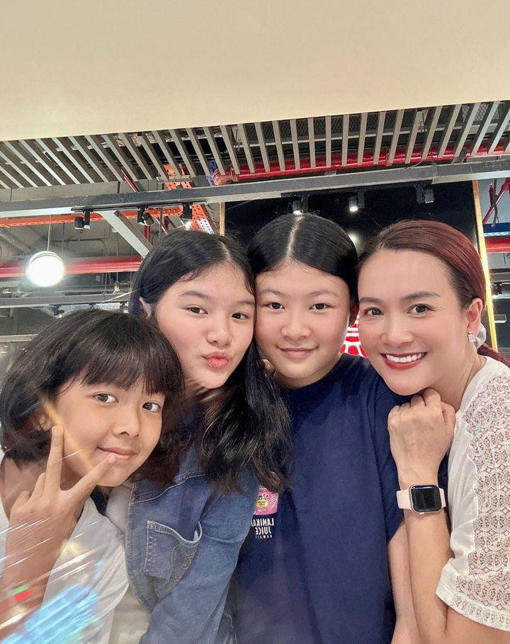 br/> Mới đây, bà xã Bình Minh - doanh nhân Anh Thơ - chia sẻ loạt ảnh cùng các con mừng sinh nhật Devon Trần - ái nữ của Trương Ngọc Ánh và Trần Bảo Sơn. Tiệc mừng sinh nhật diễn ra ở một quán cafe. Theo lời Anh Thơ, Trương Ngọc Ánh đang bận công tác ở Mỹ nên không thể có mặt trong buổi tiệc này.