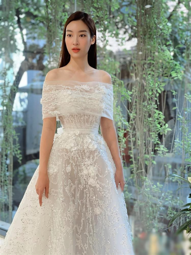 ##ss###style="text-decoration: underline;">Hoa hậu Đỗ Mỹ Linh có vẻ rất thích những chiếc váy cưới trễ vai để khoe được xương quai xanh nên thử thêm một bộ váy cưới xuyên thấu.