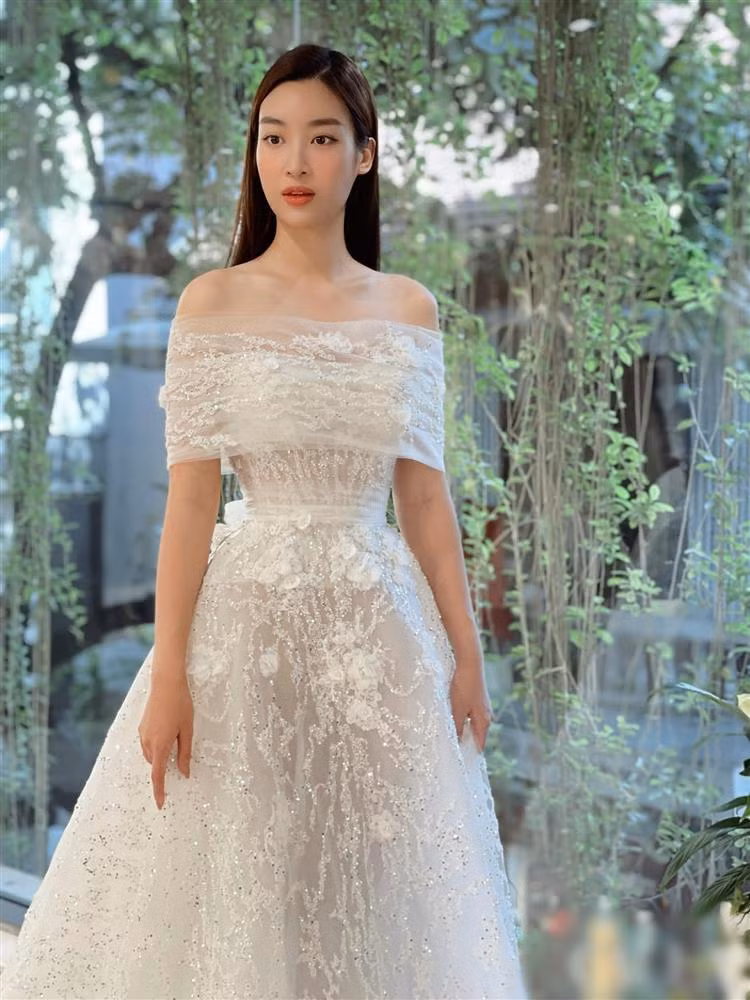 Hoa hậu Đỗ Mỹ Linh có vẻ rất thích những chiếc váy cưới trễ vai để khoe được xương quai xanh nên thử thêm một bộ váy cưới xuyên thấu.