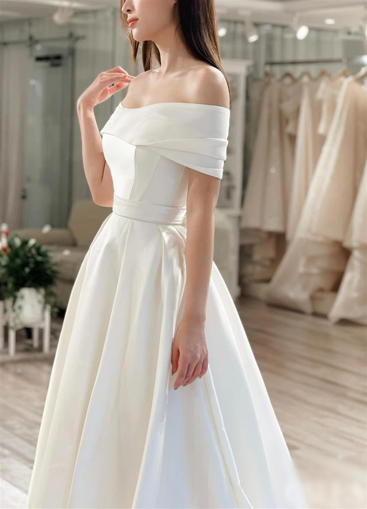 au đó là một mẫu đầm khác tương tự nhưng không có hoa.