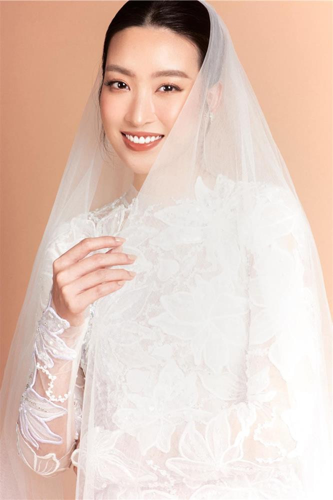 Chỉ còn 4 ngày nữa là Hoa hậu Việt Nam 2016 Đỗ Mỹ Linh sẽ tổ chức đám cưới linh đình với thiếu gia thứ 2 nhà bầu Hiển là tỷ phú Đỗ Vinh Quang. Khác với nhiều cô dâu khác, Đỗ Mỹ Linh không cập nhật liên tục về đám cưới mà tỏ ra rất kín đáo về thông tin khiến người hâm mộ tò mò.