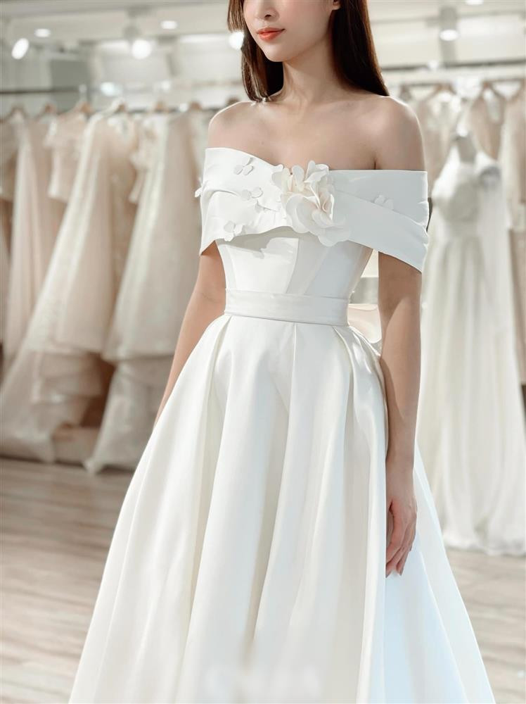 ó thể thấy rõ gu của Đỗ Mỹ Linh trong buổi thử váy để mang sang châu Âu chụp ảnh cưới.