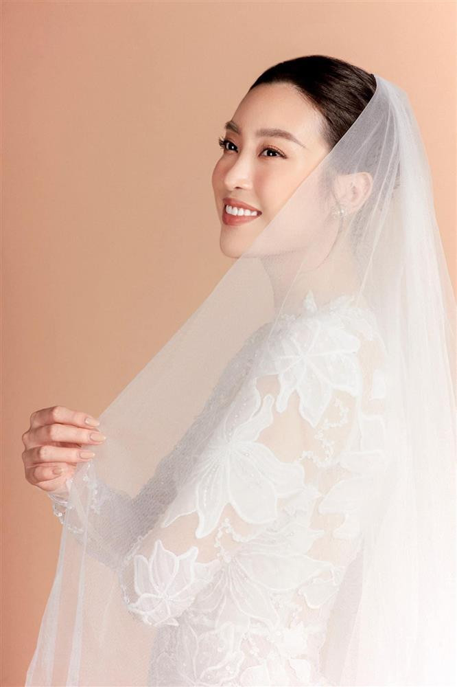 Mới đây, hình ảnh nàng hậu 9X xuất hiện trong bộ váy cưới siêu ngắn, ôm sát được rò rỉ khiến nhiều người khá bất ngờ vì sự táo bạo bất ngờ của cô. Vốn trung thành với hình ảnh thanh lịch, kín đáo và an toàn đến mức hơi nhàm chán, việc Đỗ Mỹ Linh chọn mẫu váy cưới body ôm sát và cực ngắn thế này khiến nhiều người bất ngờ.