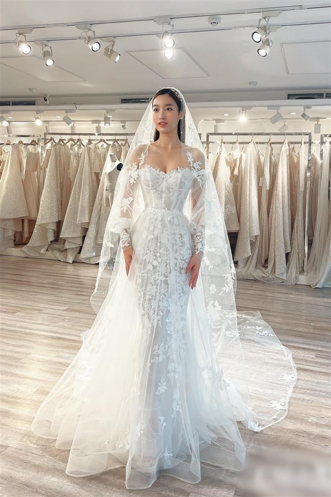 ẫu váy cuối cùng có phom dáng corset tôn triệt để vóc dáng đáng ngưỡng mộ và vòng eo con kiến của chân dài 9X.