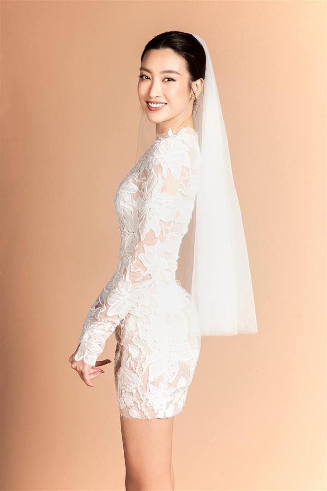 Bộ váy là sự kết hợp tinh tế giữa những hoạ tiết hoa Carnation thủ công dệt trên nền chất vải ren thượng hạng dọc form đầm chuẩn mực mang lại nét cuốn hút và thơ mộng rất riêng cho người mặc. Theo chân xu hướng đồ cưới thế giới mùa FW22, thiết kế mang form dáng ballgrown không có tà dài thượt và mini/midi wedding dress được ứng dụng xuyên suốt, với điểm nhấn thời thượng từ voluminous ruffles.