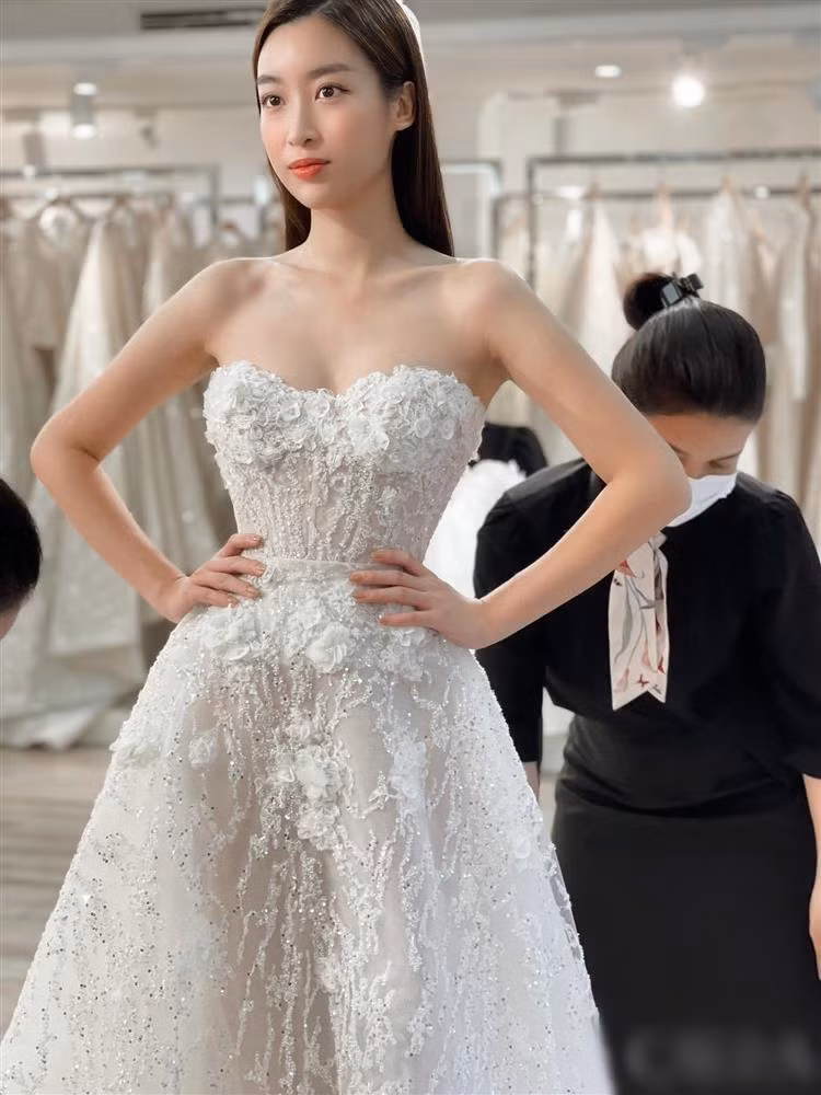 Mẫu váy này nếu bỏ đi phần voan ngực sẽ "biến hình" thành đầm cúp khoe toàn bộ vai trần mong manh của cô dâu.