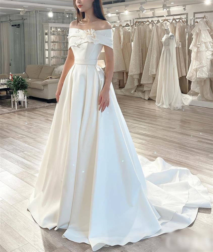 ầu tiên là mẫu đầm trơn dáng dễ vai có hoa 3D đính trước ngực.