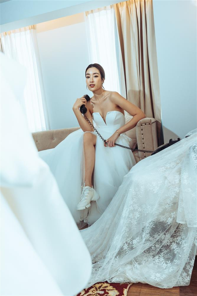 àng gần ngày cưới, những hình ảnh "không giống Đỗ Mỹ Linh" thường ngày càng xuất hiện nhiều hơn. Ví dụ như một cô dâu mặc váy cưới cúp ngực với sneaker chẳng hạn.