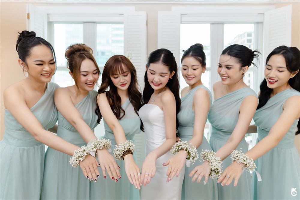 Dàn phù dâu "show" hoa tay bên cạnh nữ chính.
