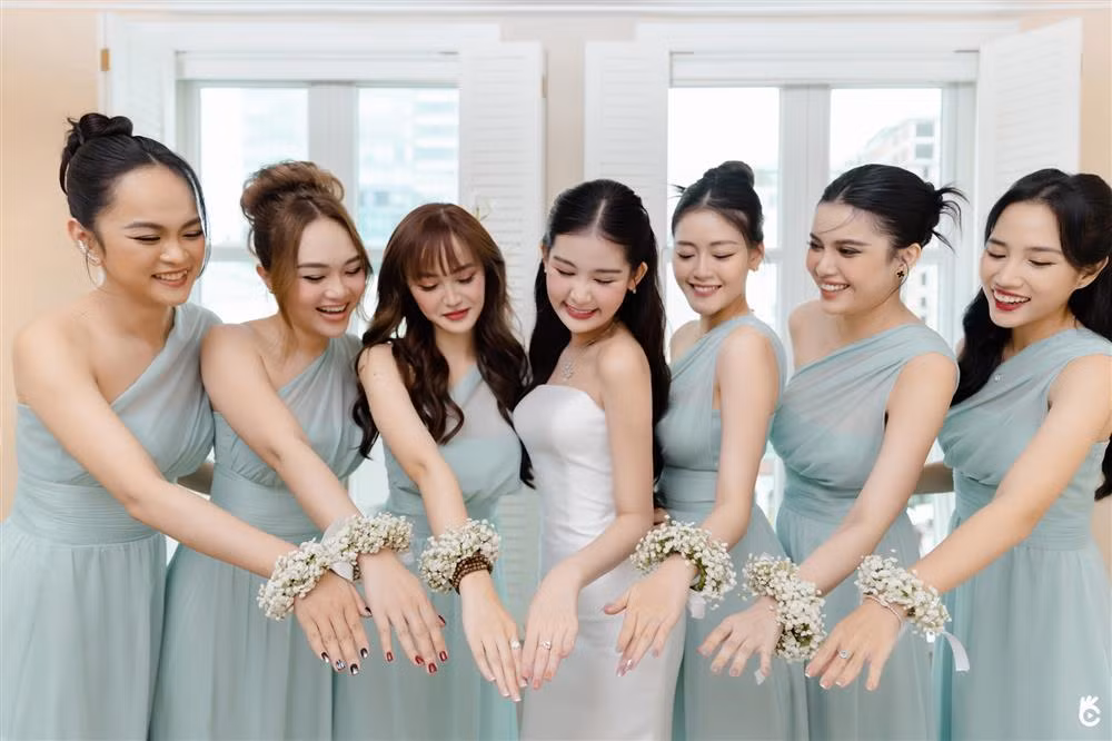Dàn phù dâu "show" hoa tay bên cạnh nữ chính.