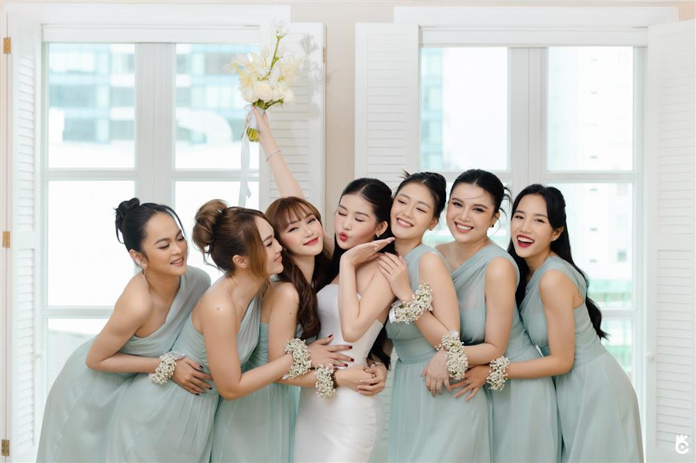 Trong dàn phù dâu xinh đẹp, có thể nhận ra Á hậu 1 Hoa hậu Đại dương 2017 - Diệu Thùy (thứ hai từ phải sang).