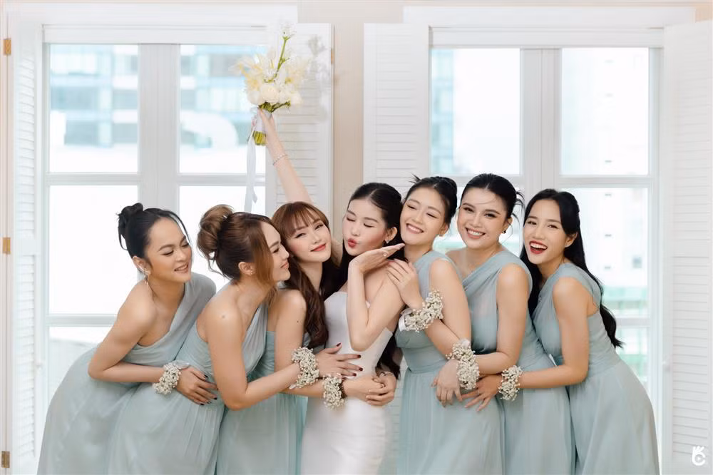 Trong dàn phù dâu xinh đẹp, có thể nhận ra Á hậu 1 Hoa hậu Đại dương 2017 - Diệu Thùy (thứ hai từ phải sang).