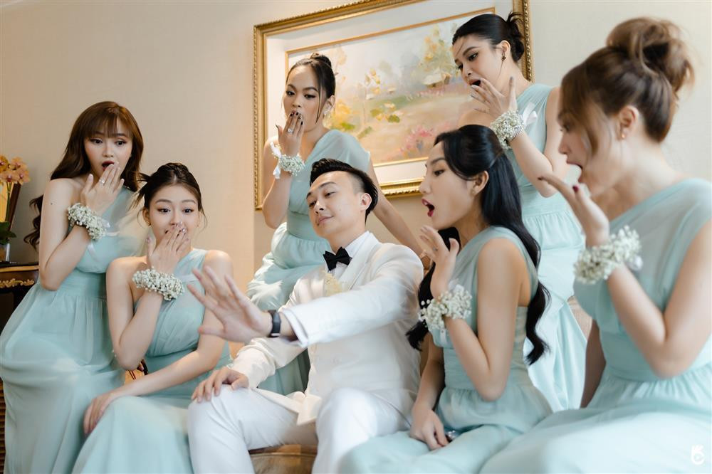 Khoảnh khắc các cô gái "trầm trồ" nhìn nhẫn cưới của Phan Tô Ny - Lê Âu Ngân Anh.