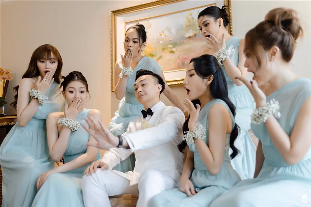 Khoảnh khắc các cô gái "trầm trồ" nhìn nhẫn cưới của Phan Tô Ny - Lê Âu Ngân Anh.