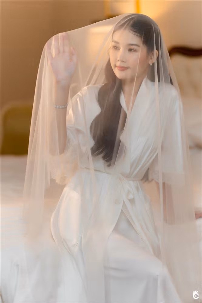 Hình ảnh Lê Âu Ngân Anh chuẩn bị trước khi "quậy" cùng dàn phù dâu.