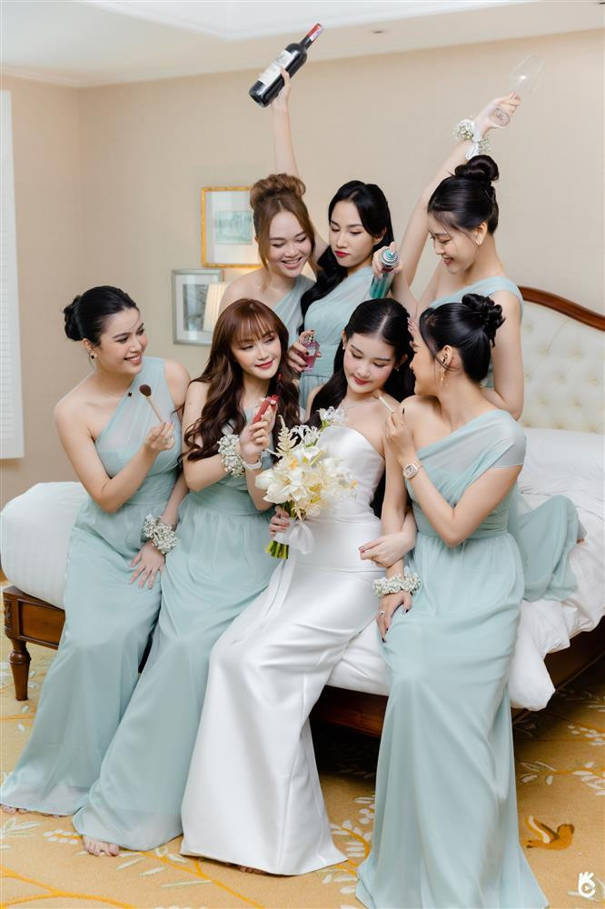 Dàn phù dâu tạo đủ mọi dáng cùng Lê Âu Ngân Anh.
