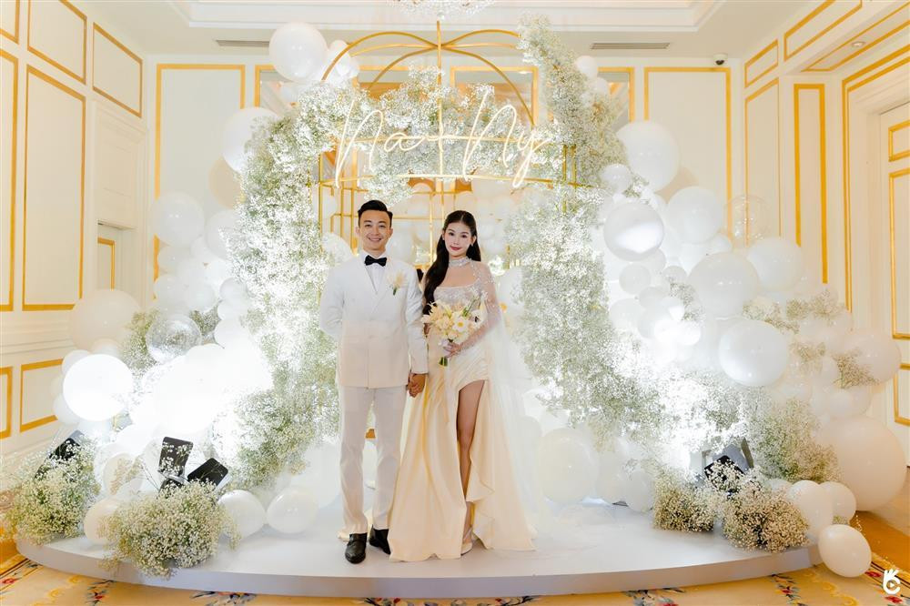 Tối 18/10, hoa hậu Lê Âu Ngân Anh và MC Phan Tô Ny tổ chức đám cưới thứ hai, tại một khách sạn hạng sang ở TP.HCM. Cô dâu - chú rể xuất hiện đẹp đôi với trang phục xuyệt tông trắng. Phan Tô Ny bảnh bao với vest, trong khi Ngân Anh gợi cảm chừng mực với bộ váy cúp ngực, xẻ đùi.